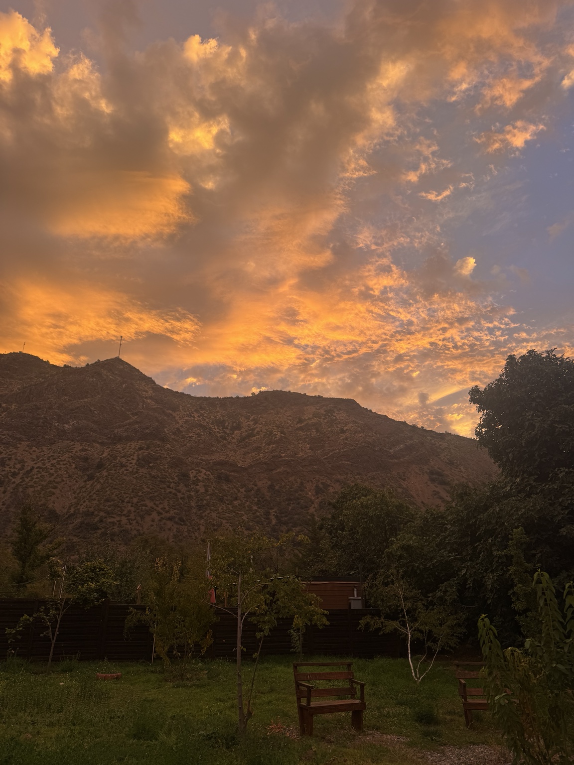 Atardecer sobre las montañas y el jardín de Cayumanque Ecolodge