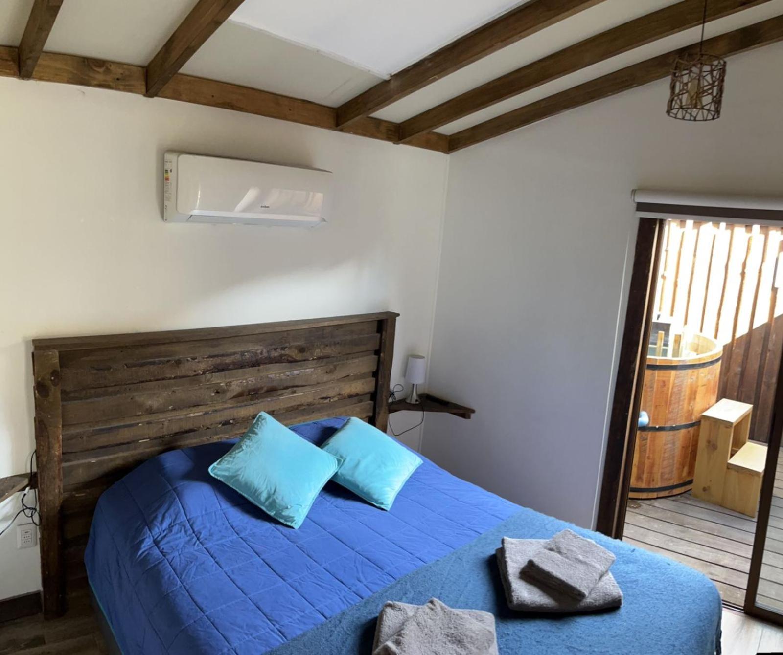 Dormitorio de Cayumanque con vigas de madera