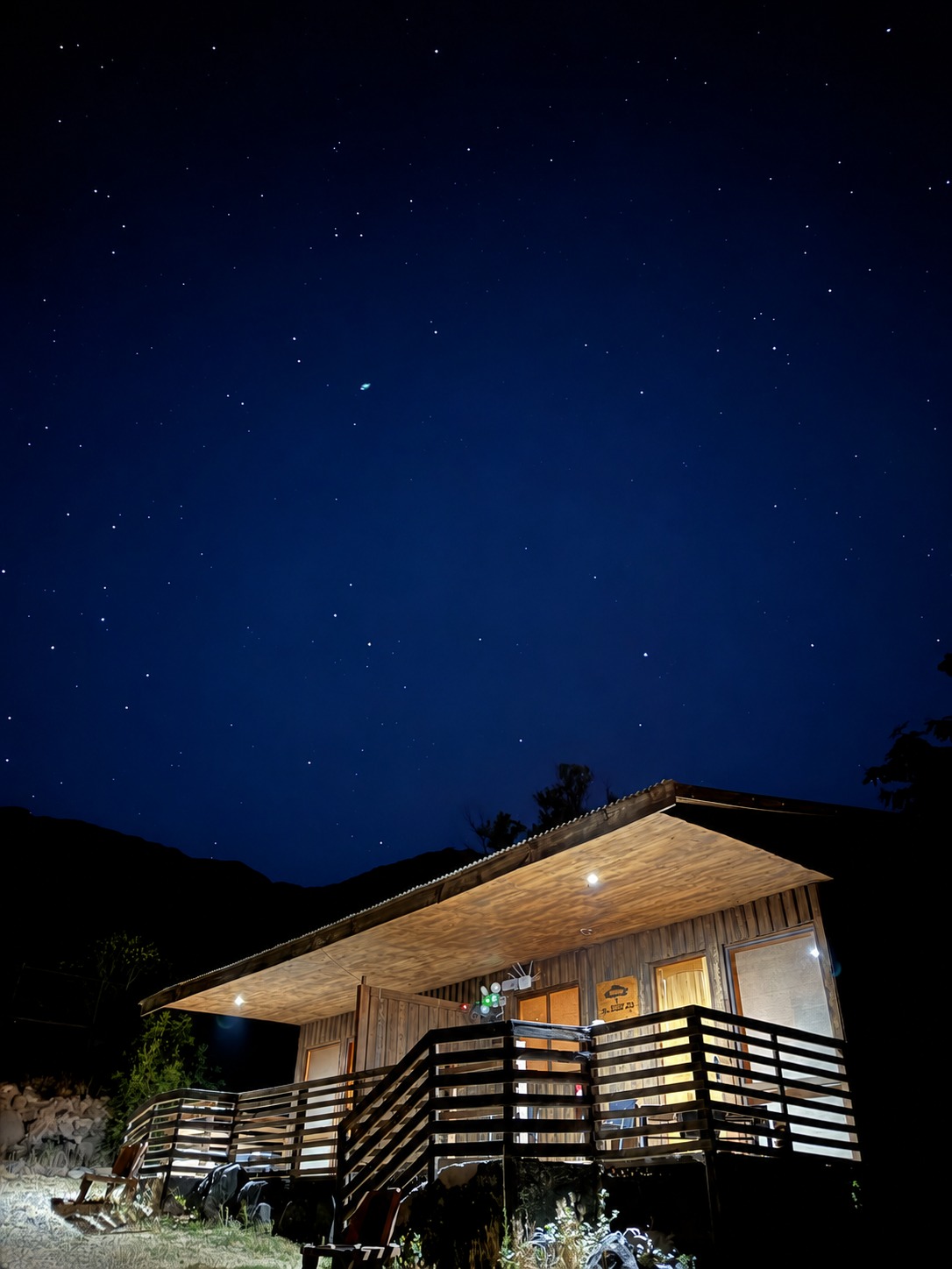 Cabana de Cayumanque iluminada sob o céu estrelado do Cajón del Maipo