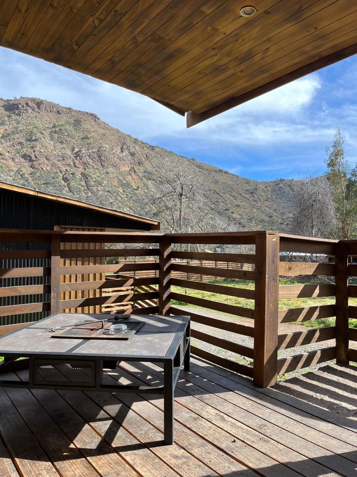Terraza de madera con vistas a las montañas